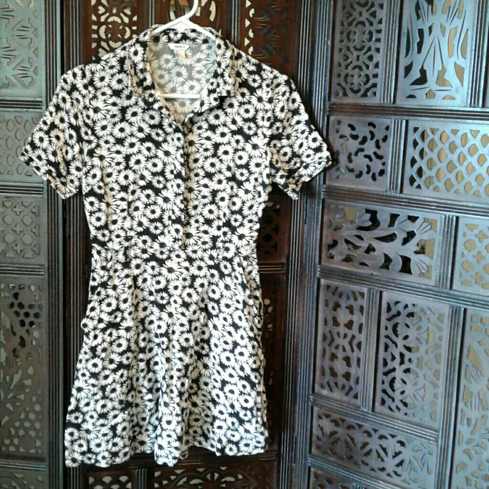 Short sleeve, collared gothic daisy dress